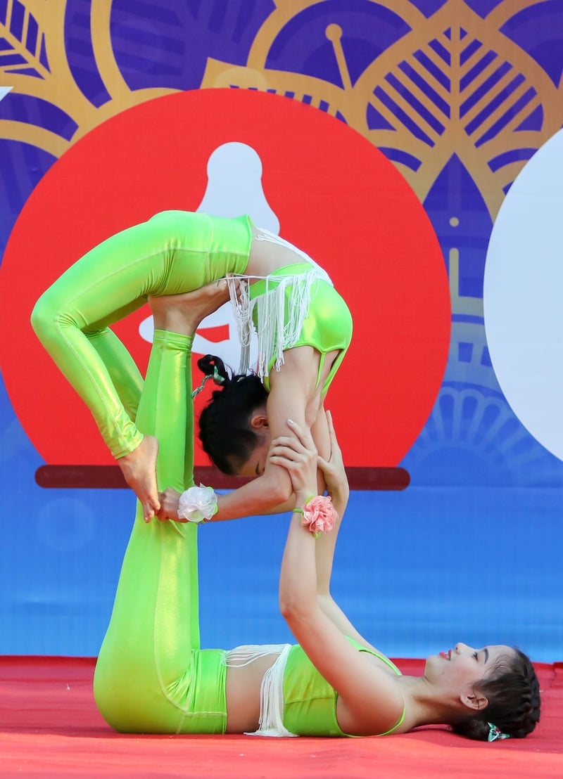 Acrobatic Elves